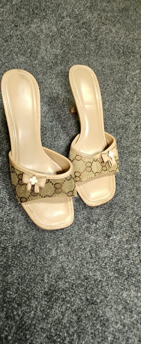 Girl's sandals